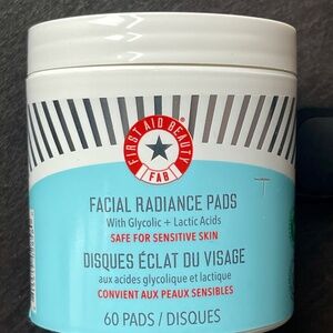 First Aid Beauty  Facial Radiance Pads with Glycolic + Lactic Acids – Exfoliatin